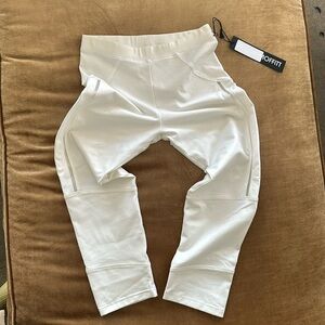 Capri length Yoga Pilates Athletic Athleisure White leggings Bermuda 4wayStretch